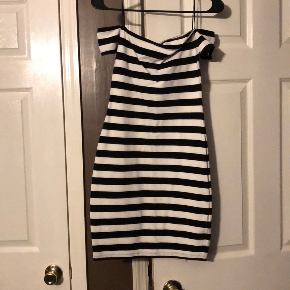 Black/white striped off shoulder mini - Picture 3 of 3